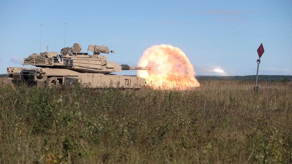 Soldaten der US-Armee, die dem 3. Panzerbrigaden-Kampfteam, 1. Kavalleriedivision, zugeteilt sind, feuern die Kampfpanzer M1A2 SEPV3 als Teil der Schießqualifikation am 22. September 2022 auf der Mielno Tank Range, Drawsko Pomorskie Training Area, Polen.