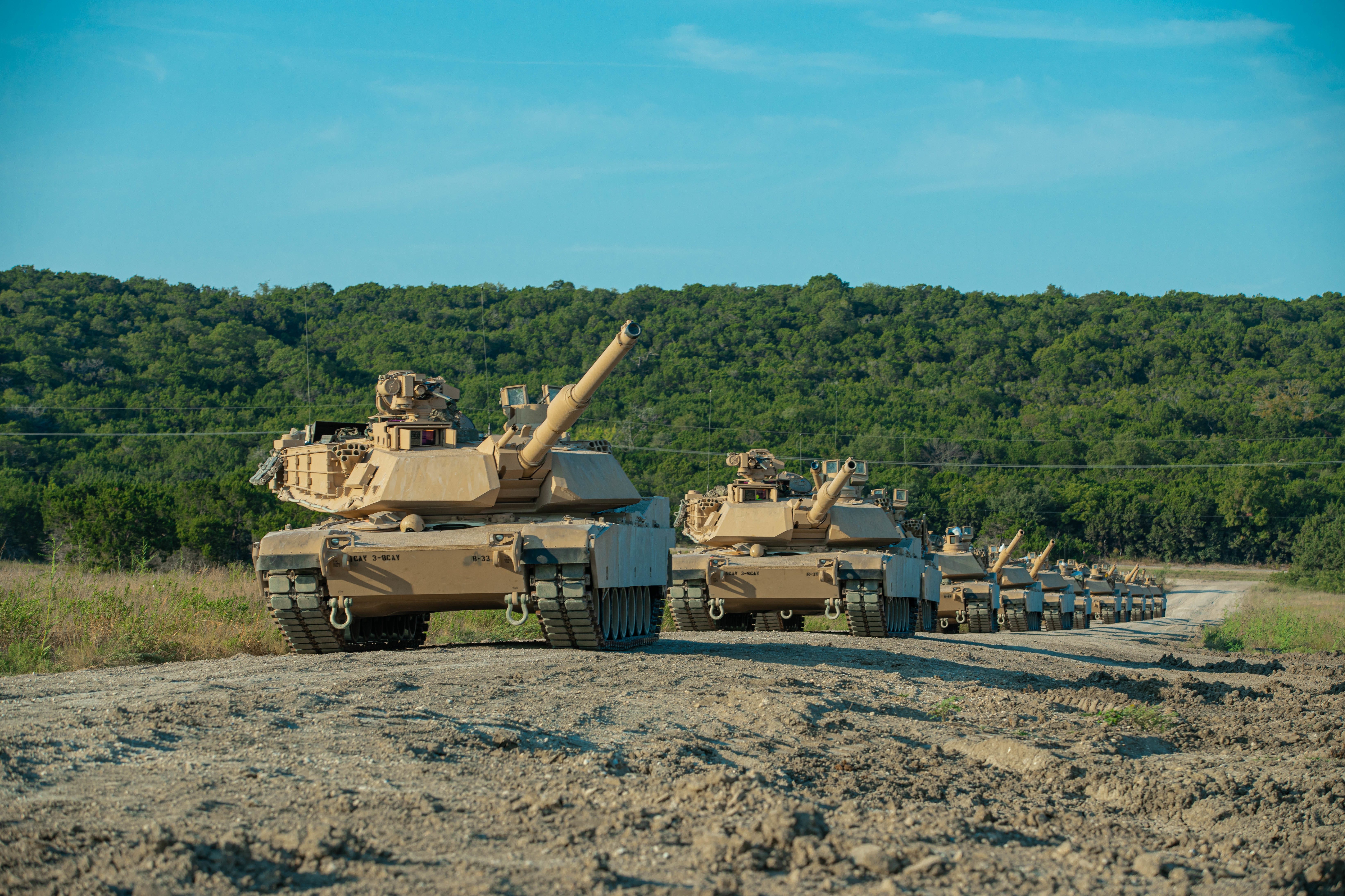 Soldaten mit dem 3. Bataillon, dem 8. Kavallerieregiment, dem 3. Panzerbrigaden-Kampfteam und der 1. Kavalleriedivision bereiten ein Testfeuer auf den neuen Kampfpanzer M1A2 SEPV3 Abrams der US-Armee vor, Fort Hood, Texas, 18. August 2020.