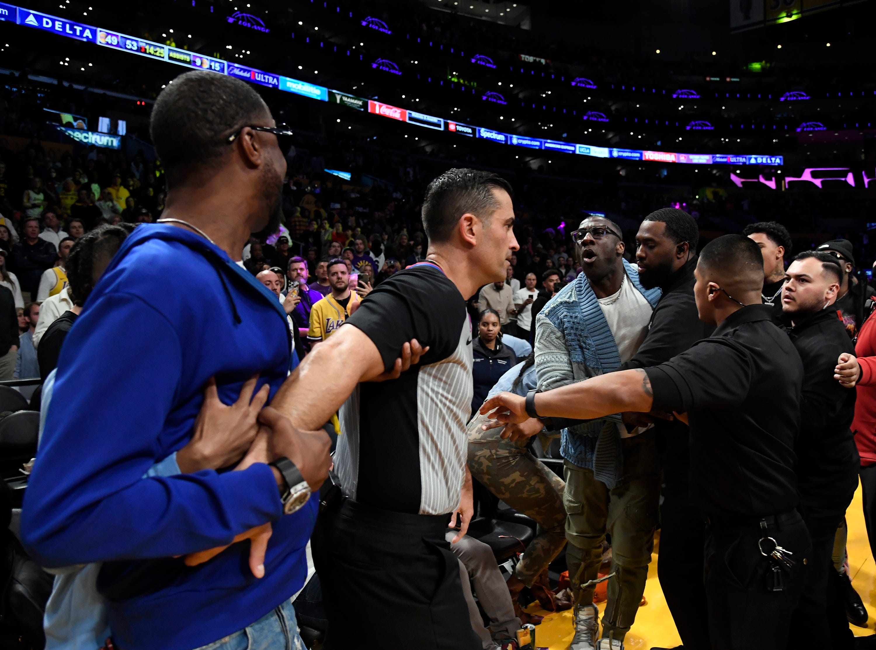 Shannon Sharpe und Tee Morant werden nach einer verbalen Auseinandersetzung während des Grizzlies-Lakers-Spiels in der Crypto.com Arena am 20. Januar 2023 in Los Angeles, Kalifornien, durch Sicherheitskräfte getrennt.