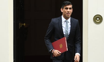 Rishi Sunak verlässt die Downing Street Nr. 11 mit einem roten Ordner unter dem Arm