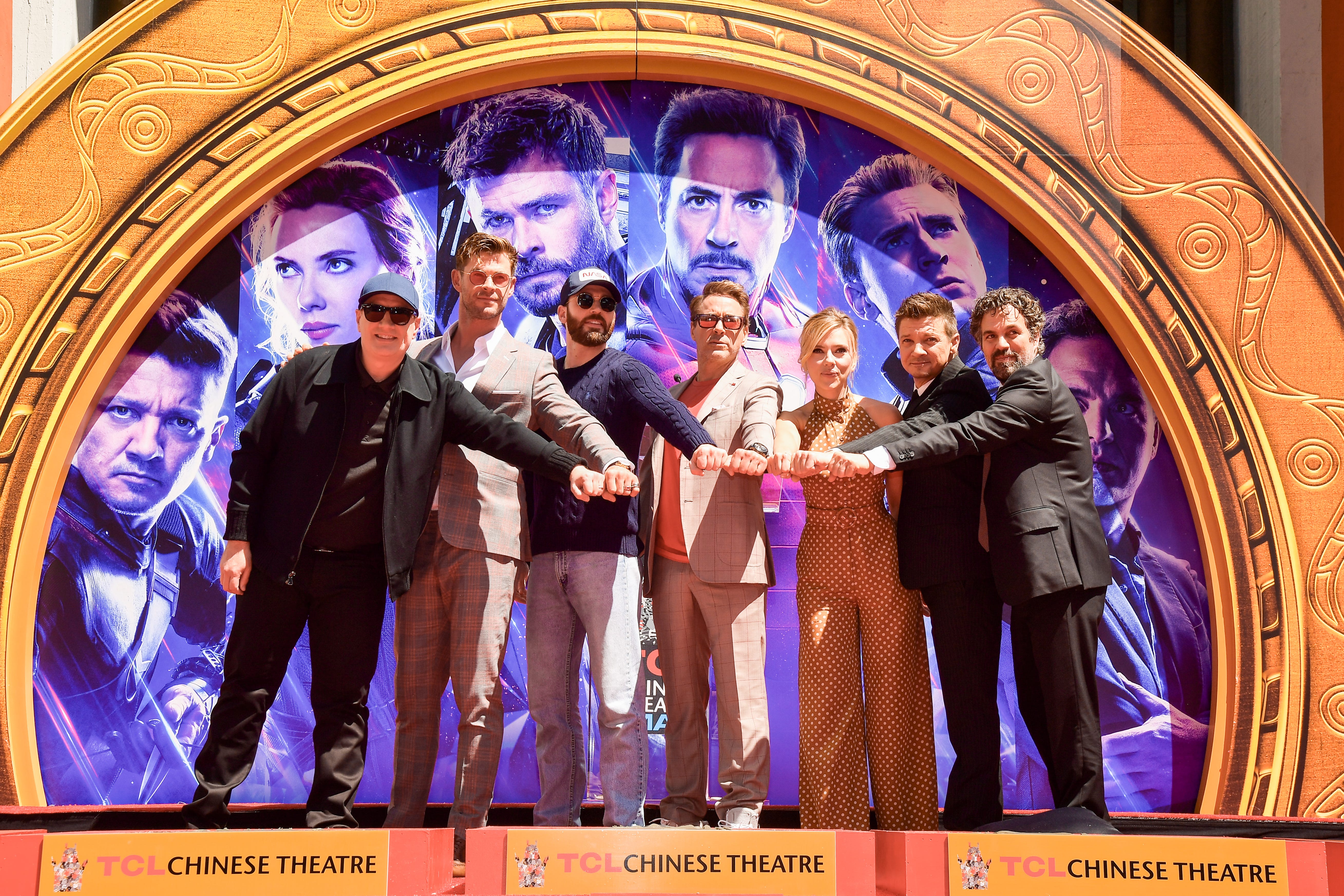 Kevin Feige, Chris Hemsworth, Chris Evans, Robert Downey Jr., Scarlett Johansson, Mark Ruffalo und Jeremy Renner im TCL Chinese Theatre am 23. April 2019 in Hollywood, Kalifornien.