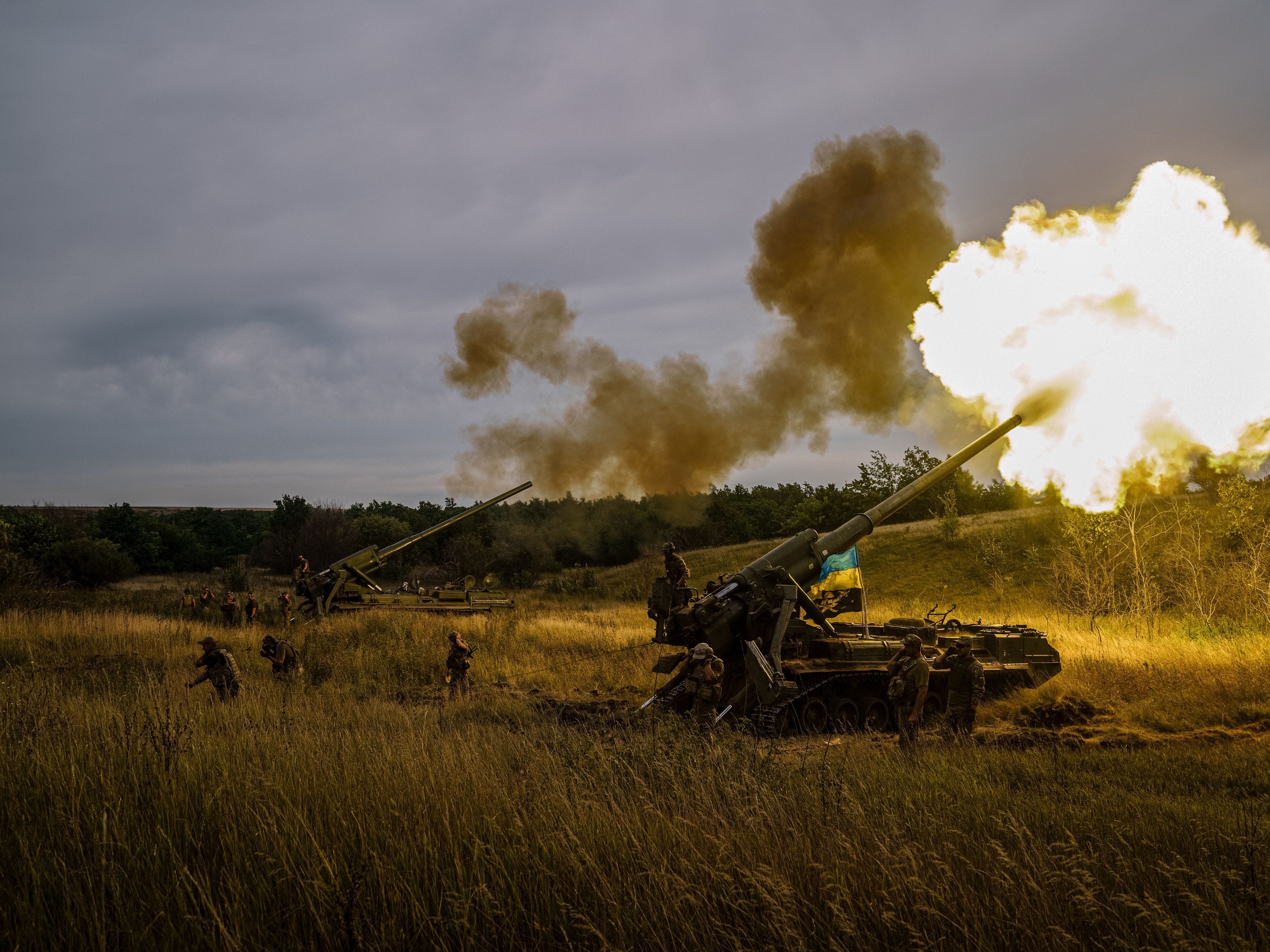 Eine ukrainische Artillerieeinheit schießt mit einem 2S7-Pion, einem selbstfahrenden Geschütz, auf eine Position in der Nähe einer Frontlinie in der Region Charkiw.