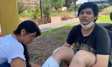 Der Student Esteban Godofredo wird wegen Verletzungen am Bein behandelt
