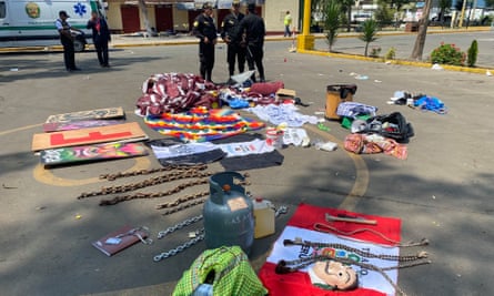 Gegenstände, von denen die peruanische Polizei sagte, sie gehörten festgenommenen Demonstranten, die sich auf dem Campus der Universität San Marcos in Lima aufhielten.