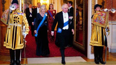 König Karl III. und die Queen Consort nehmen am 6. Dezember an einem Empfang im Buckingham Palace teil.