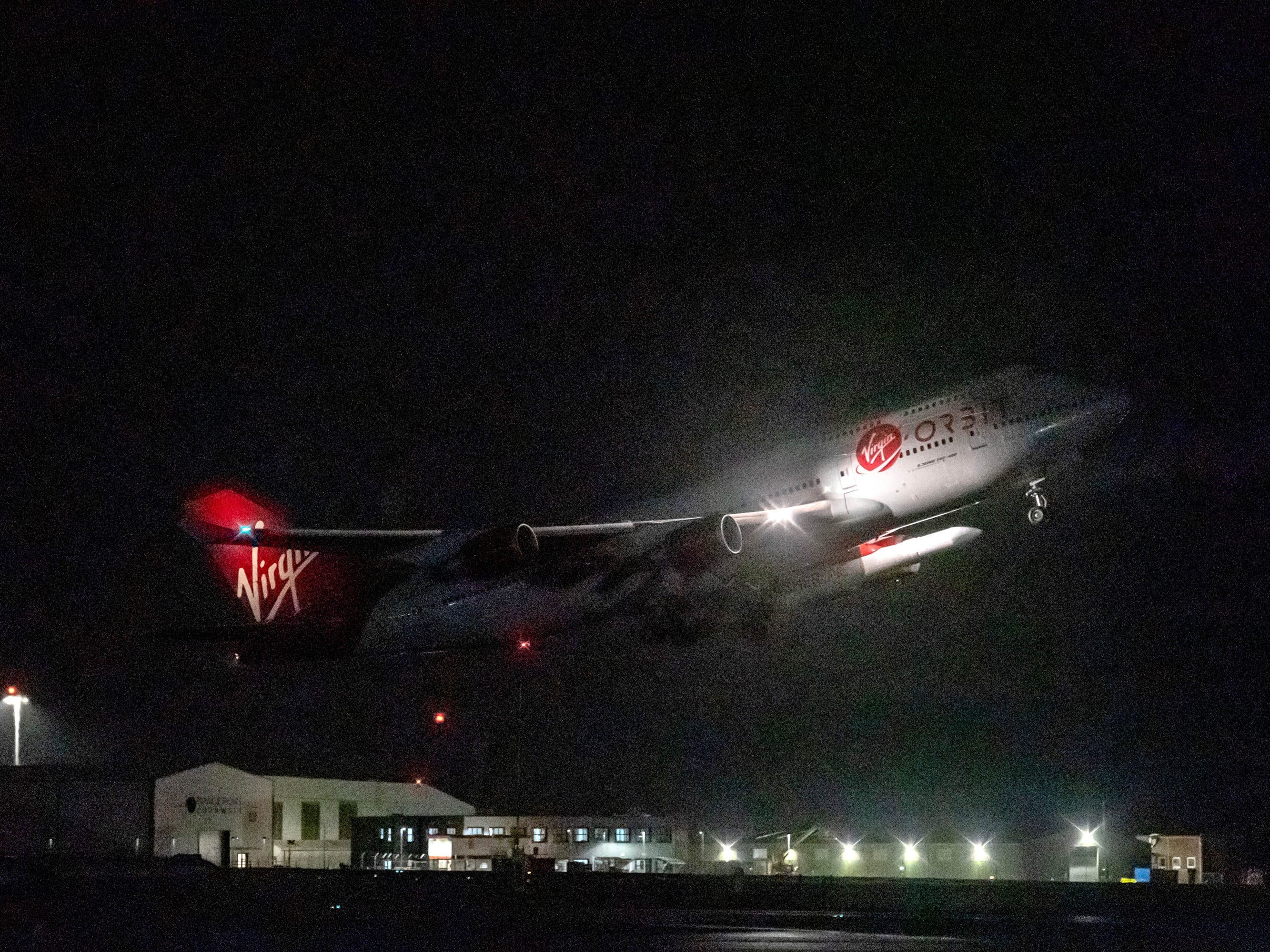 Eine umfunktionierte Boeing 747 von Virgin Atlantic mit dem Namen Cosmic Girl, die die LauncherOne-Rakete von Virgin Orbit trägt, hebt vom Spaceport Cornwall am Flughafen Cornwall, Newquay, ab.