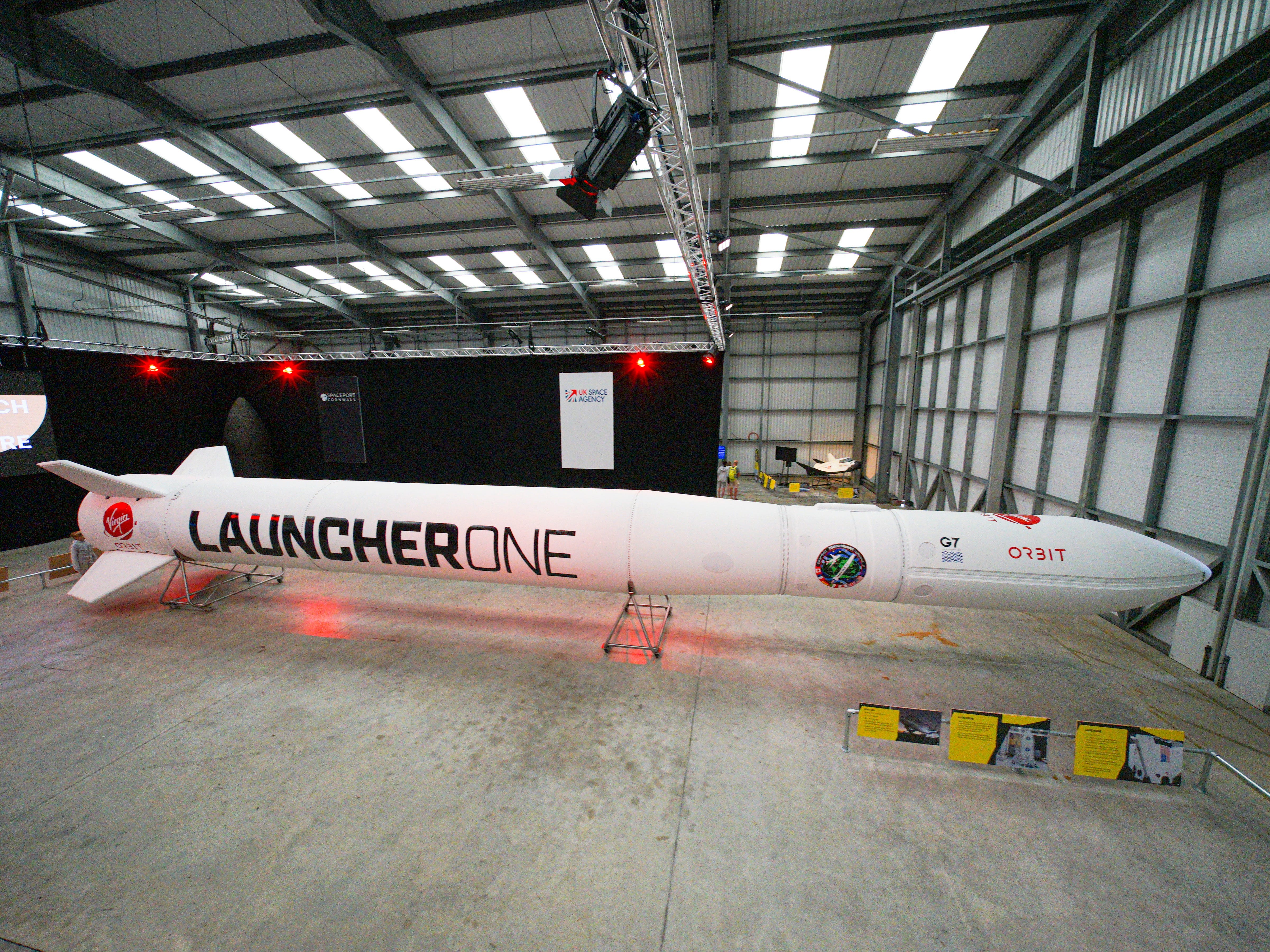Die Rakete Virgin Orbit Launcher One wird am Eröffnungstag der Sommerausstellung Story of a Satellite im Spaceport Cornwall am 2. August 2021 in Newquay, England, ausgestellt.
