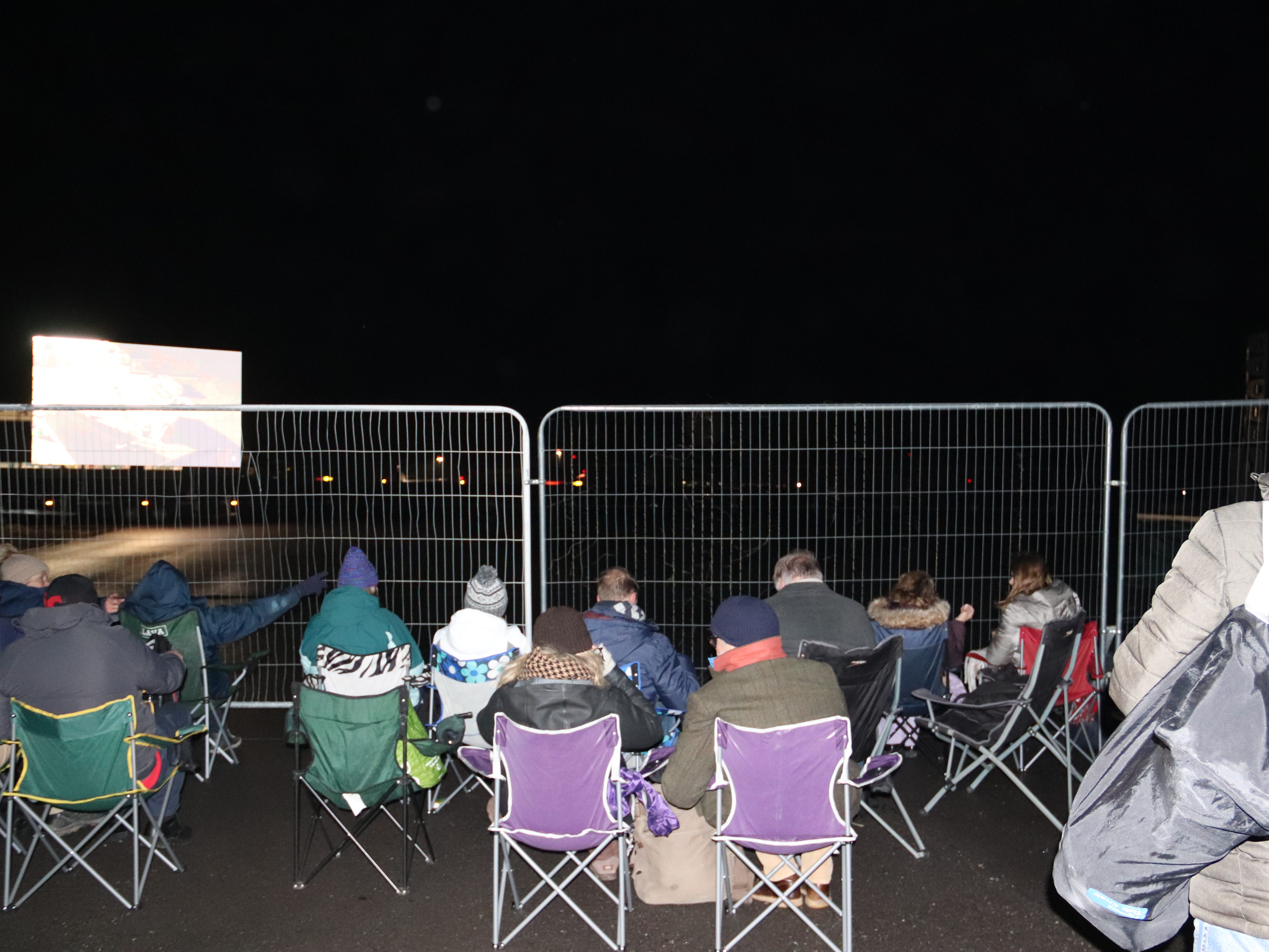 Zuschauer am Spaceport Cornwall beobachten den Start von Virgin Orbit.
