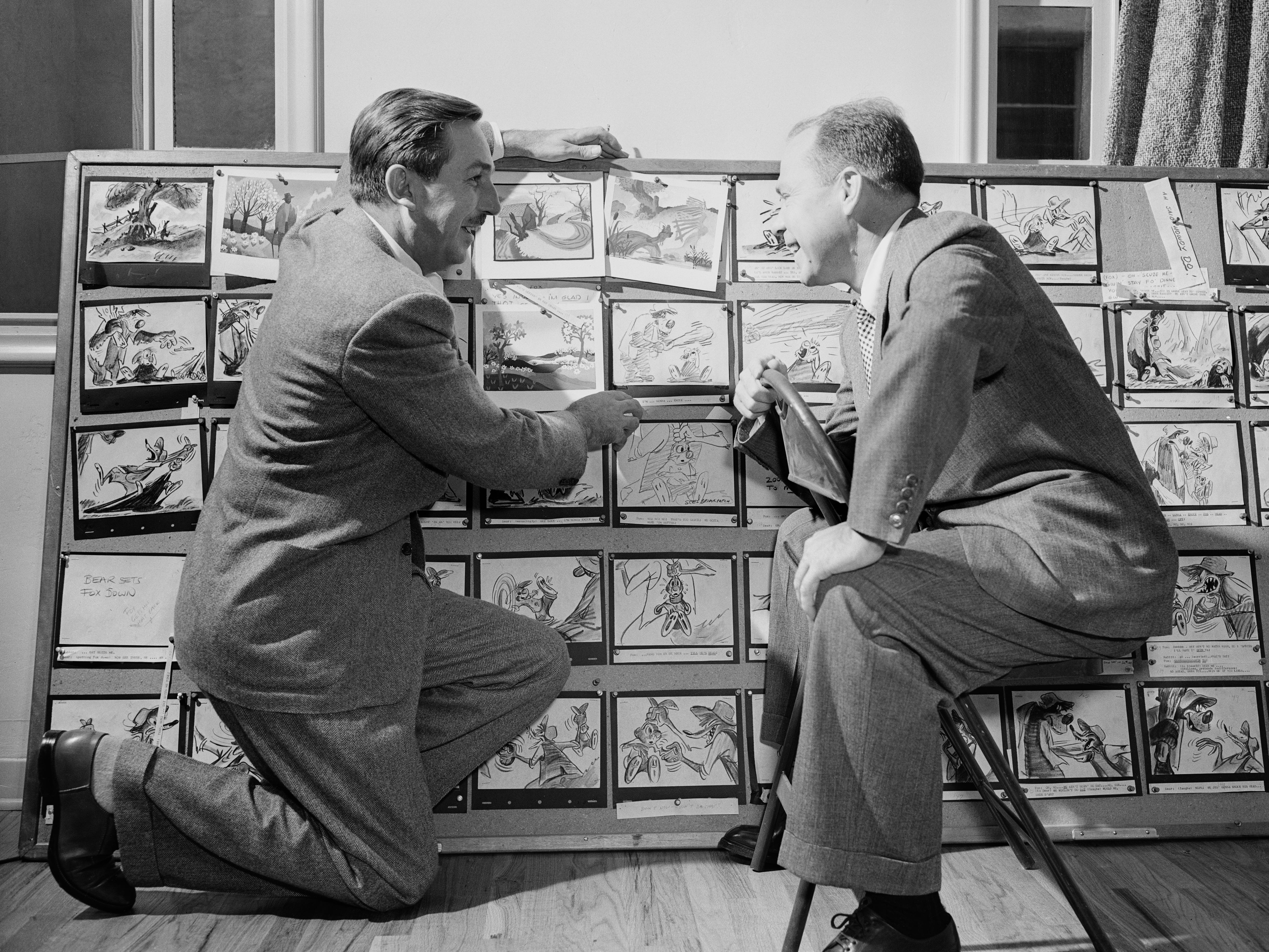 Walt Disney mit dem Musiker Johnny Mercer vor Storyboards aus Song of the South