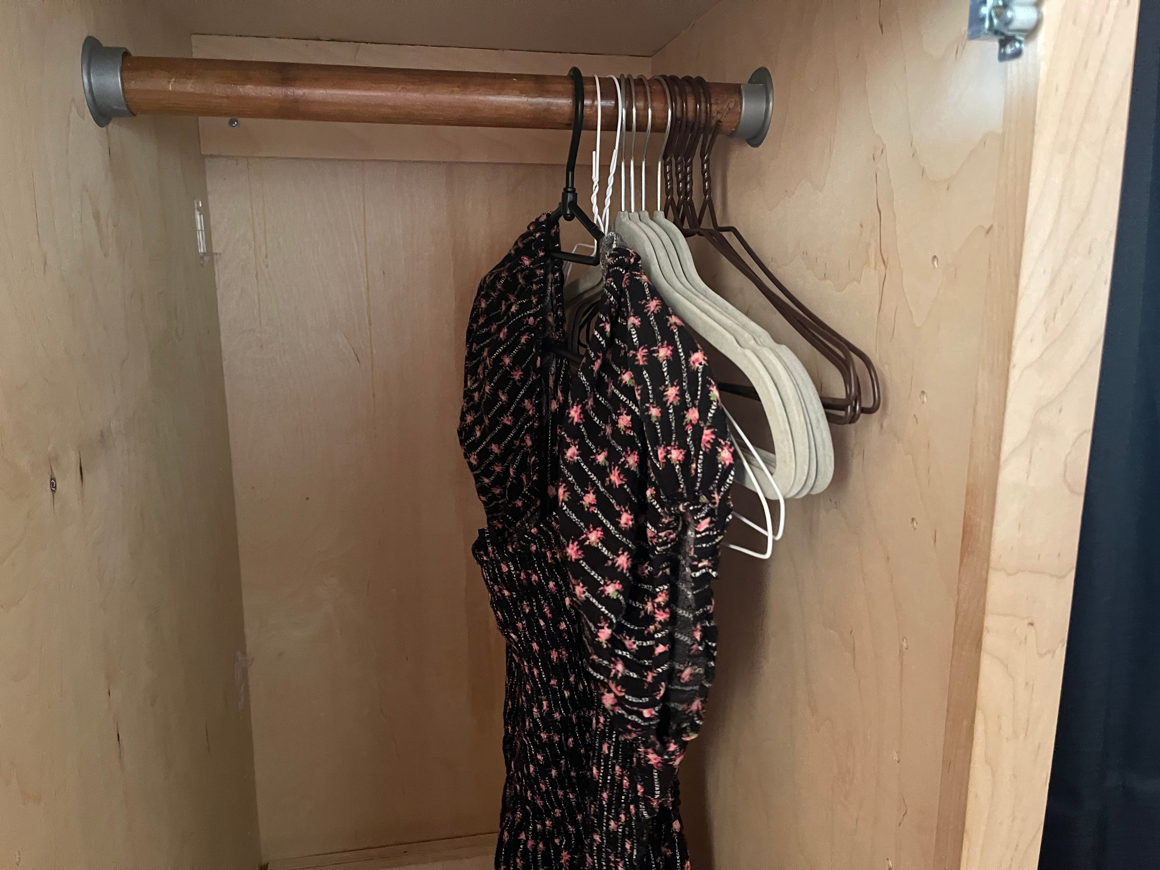 Kleid hängt im Schrank in Tiny Home Airbnb in der Nähe von Disneyland