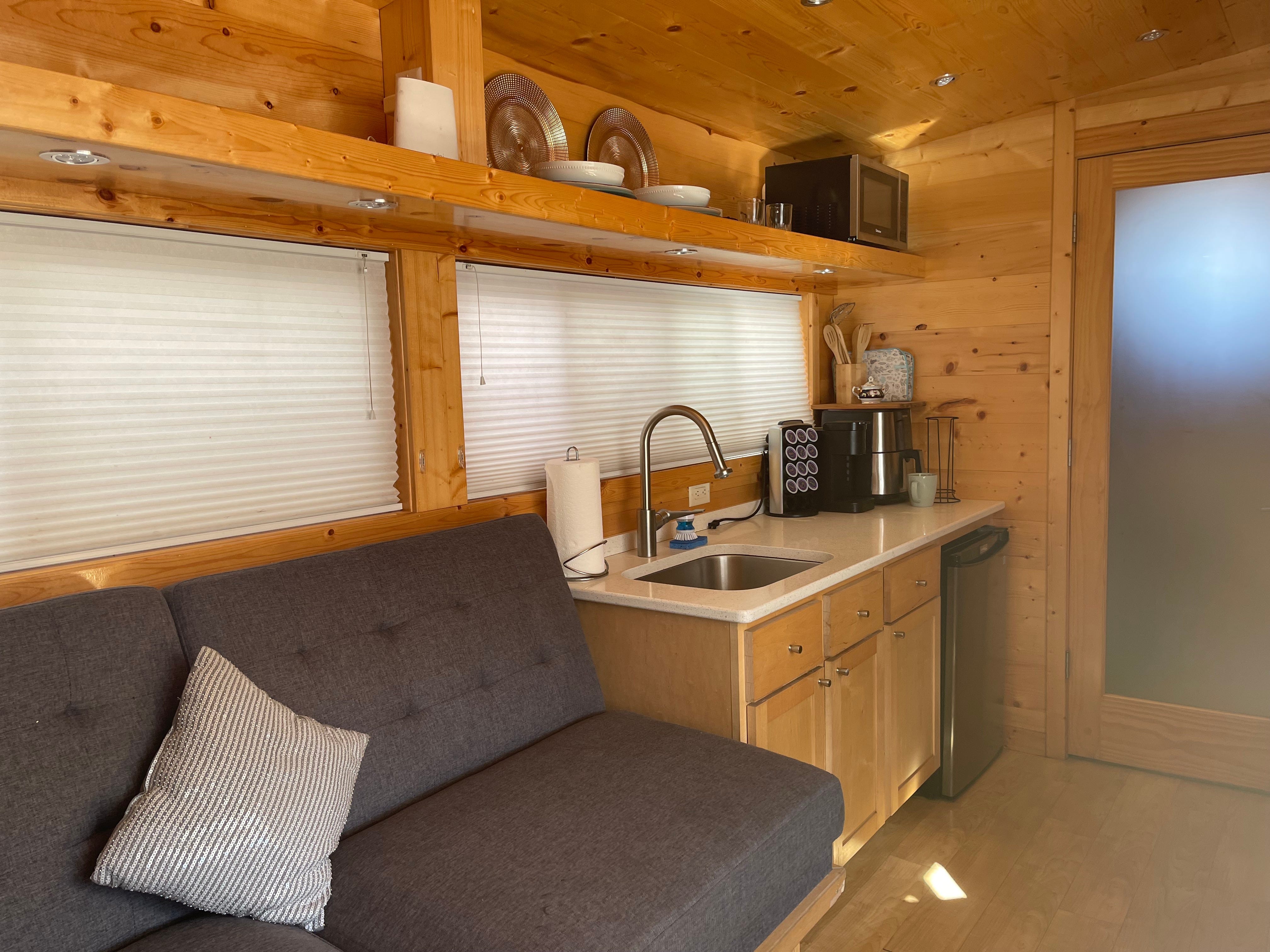 offenes wohnzimmer und küche in einem winzigen haus airbnb in der nähe von disneyland