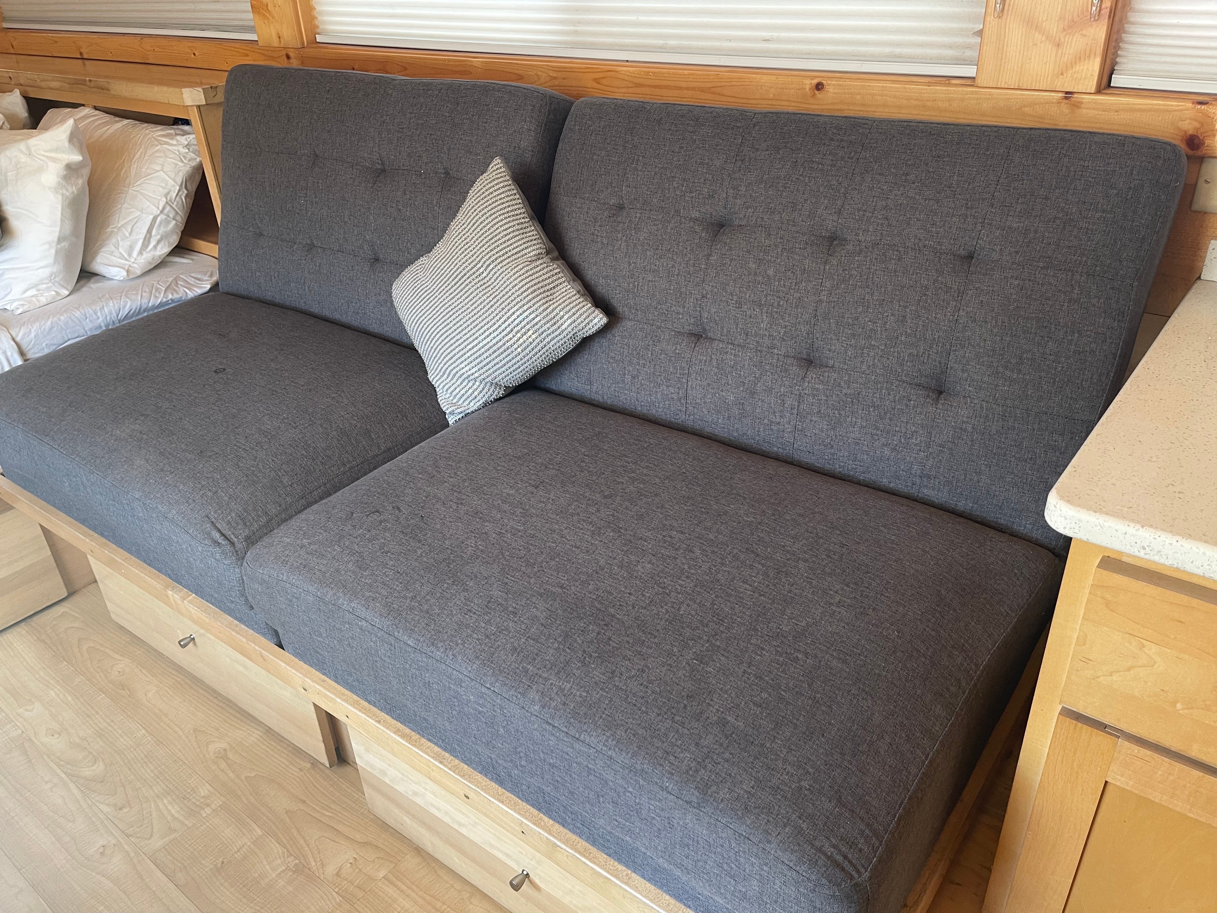 graue couch in einem kleinen haus airbnb in der nähe von disneyland