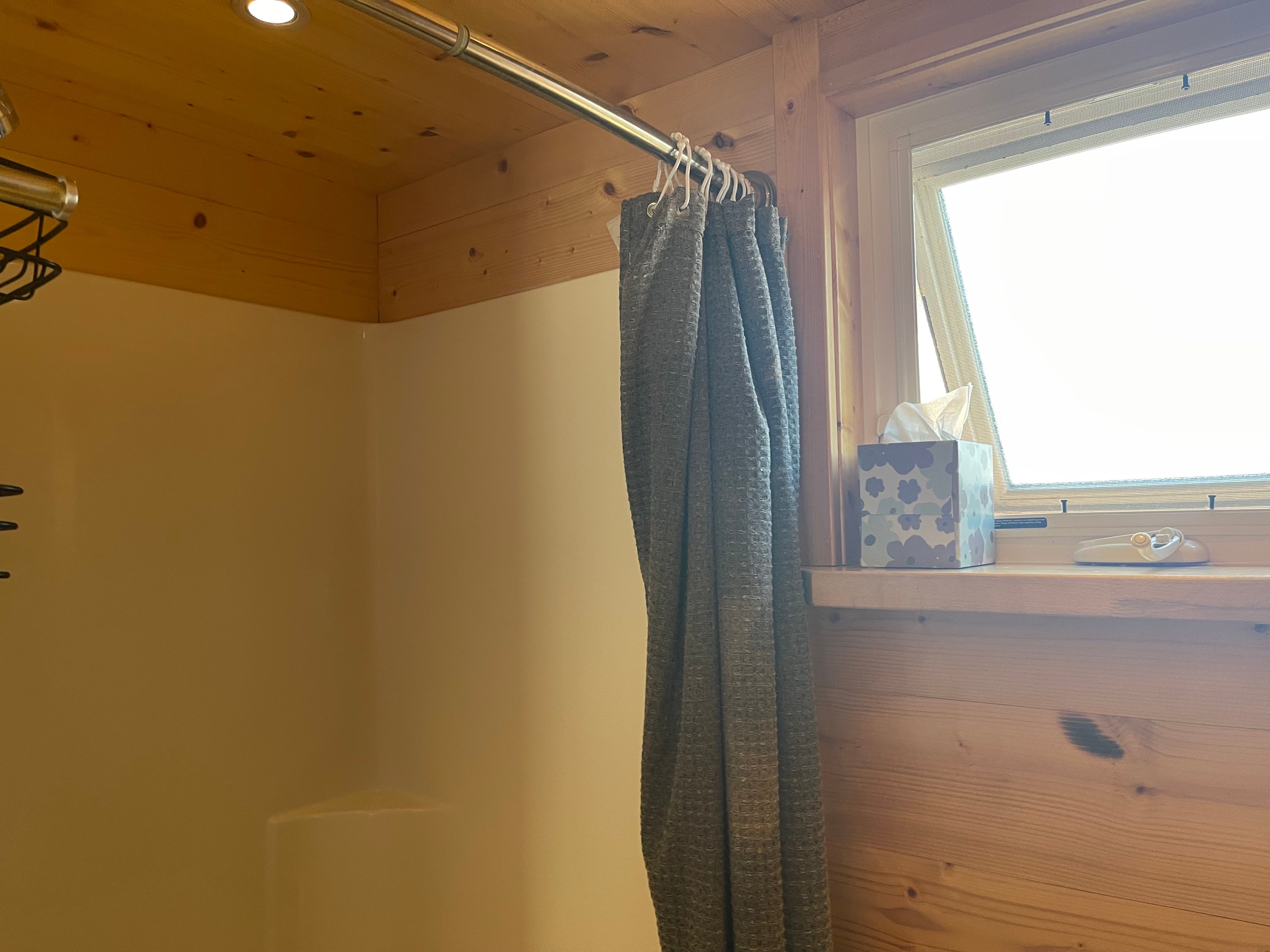 natürliches licht, das in das badezimmer / die dusche des winzigen home airbnb in der nähe von disneyland eindringt