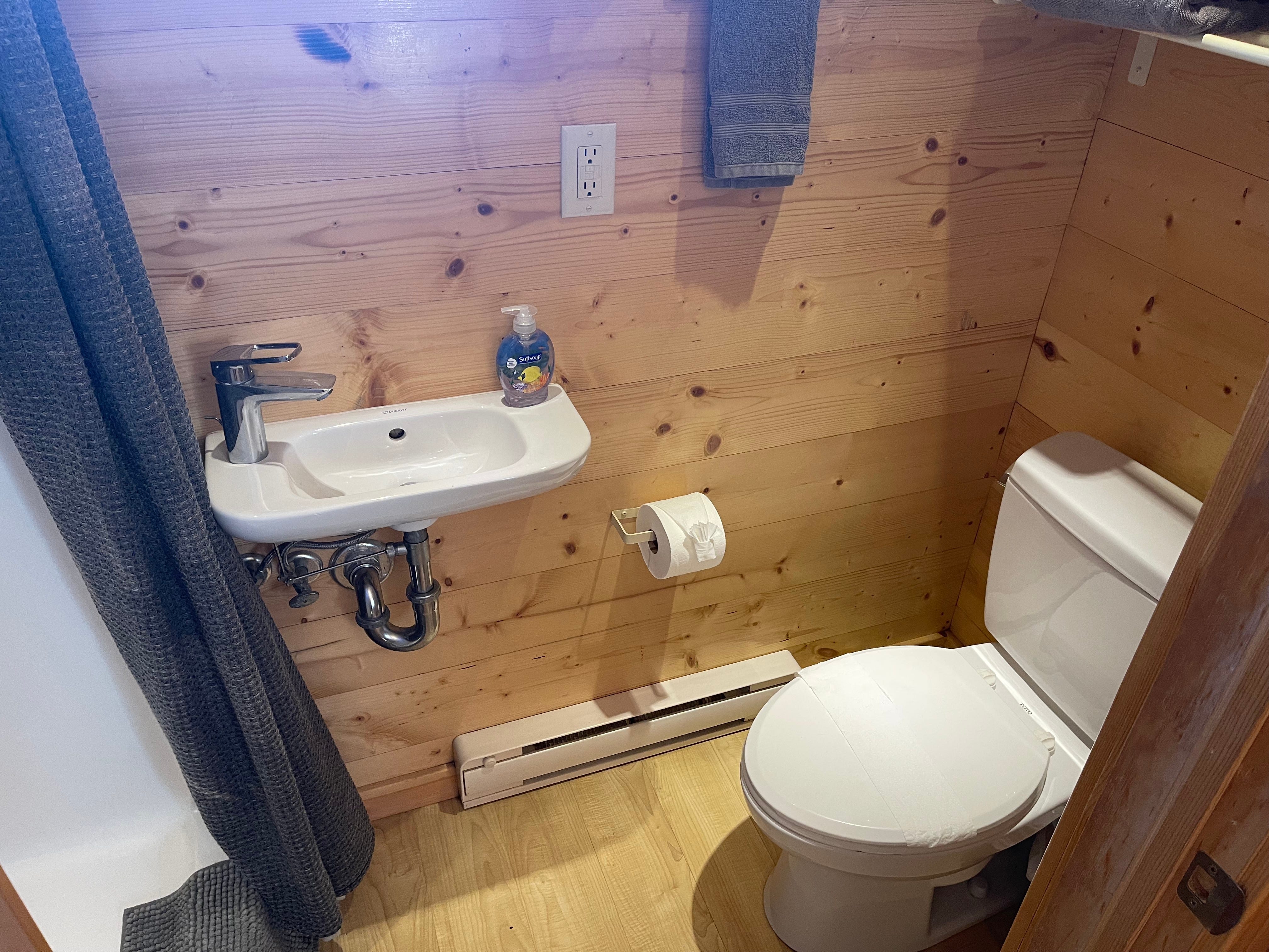 Badezimmerbereich mit Toilette und Waschbecken in Tiny Home Airbnb in der Nähe von Disneyland