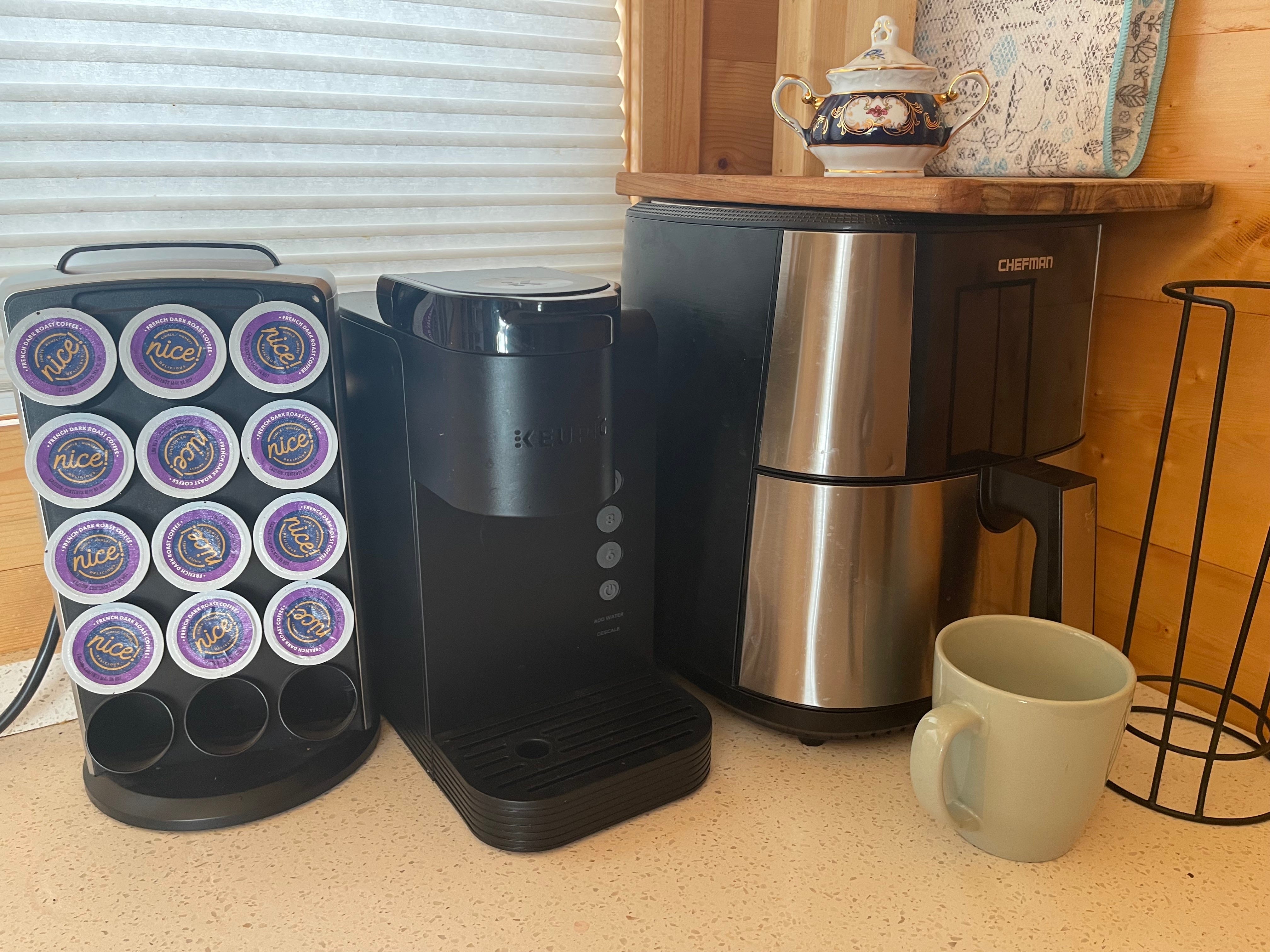 Kaffeebarbereich mit Heißluftfritteuse in Tiny Home Airbnb in der Nähe von Disneyland