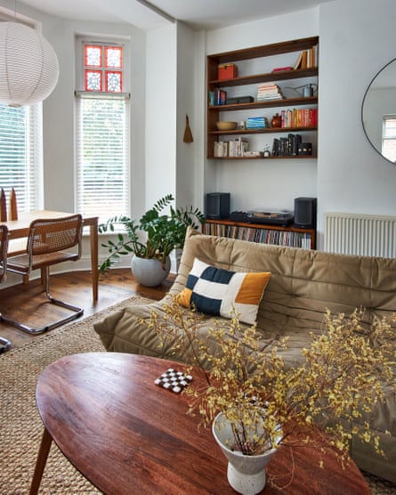 Wohnkomfort: das Sofa Ligne Roset Togo und ein Webteppich im Wohnzimmer.