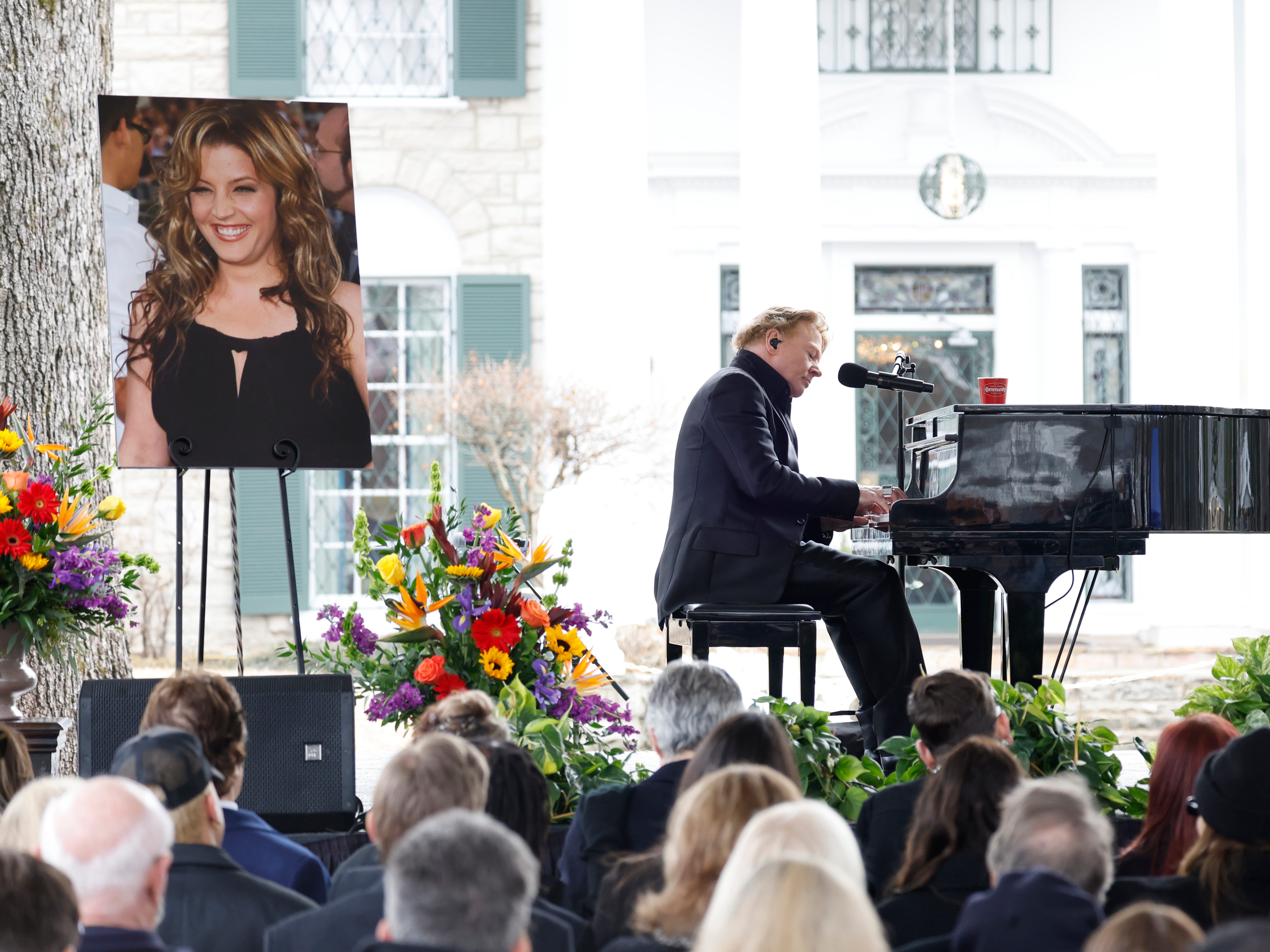 Axl Rose spielt Klavier und singt am Denkmal von Lisa Marie Presley.