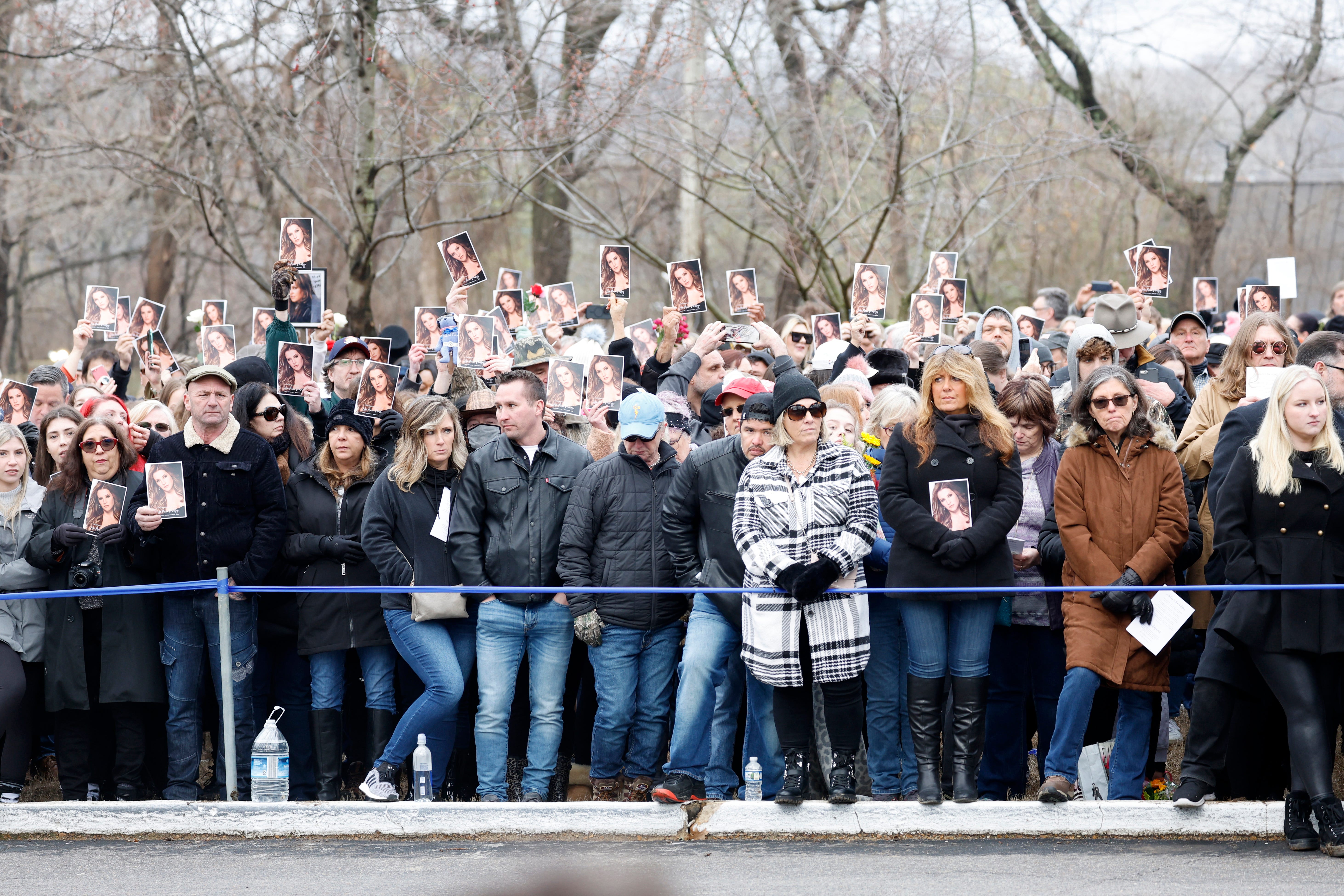 Fans versammeln sich, um Lisa Marie Presley am 22. Januar 2023 in Memphis, Tennessee, am Denkmal ihren Respekt zu erweisen.