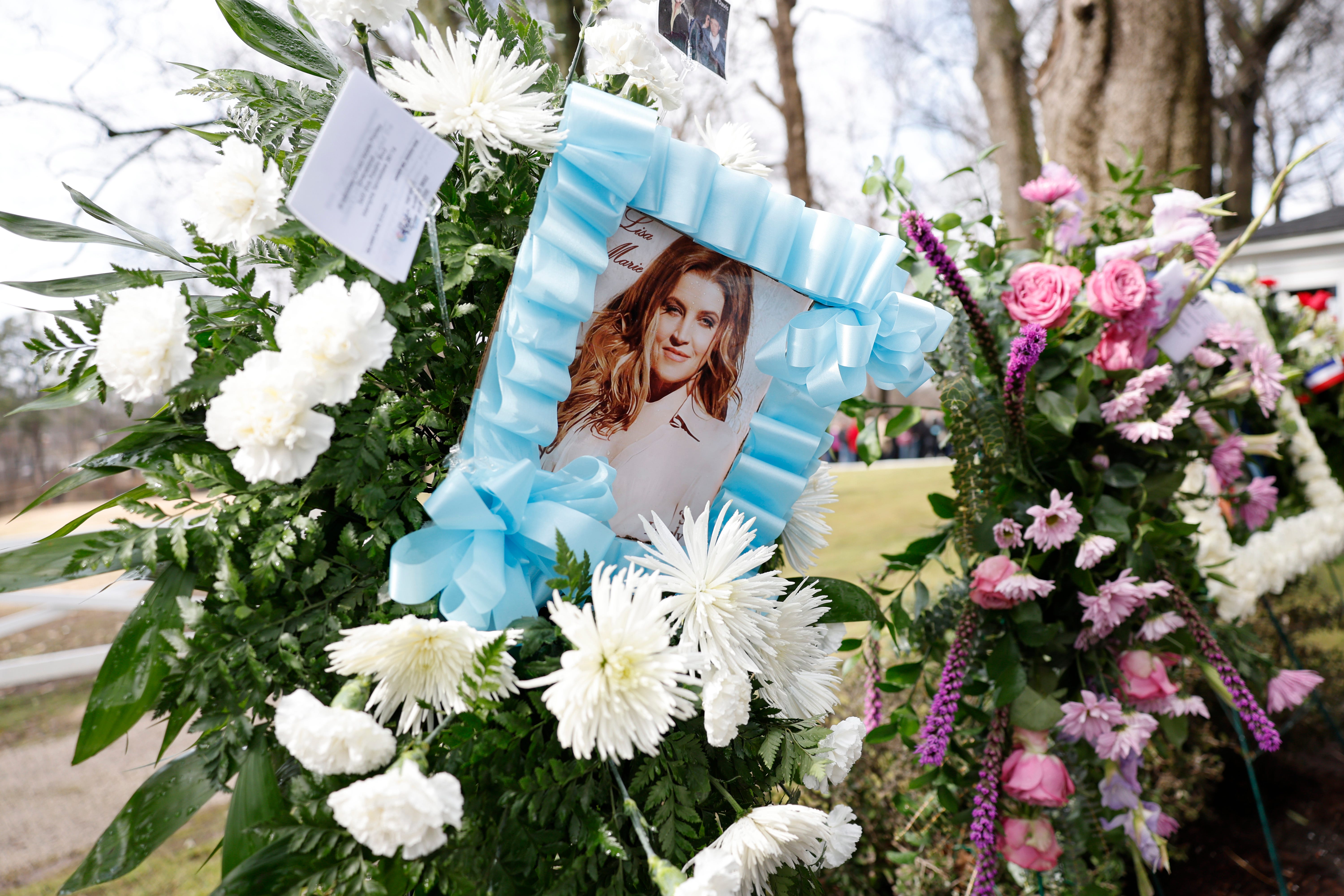 Blumen-Ehrungen für den Gedenkgottesdienst von Lisa Marie Presley.