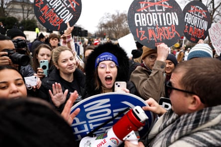Menschen halten Schilder mit der Aufschrift „Abtreibung legal halten“, aber die Wörter sind durchgestrichen, sodass sie lesen „Abtreibung ist Mord“