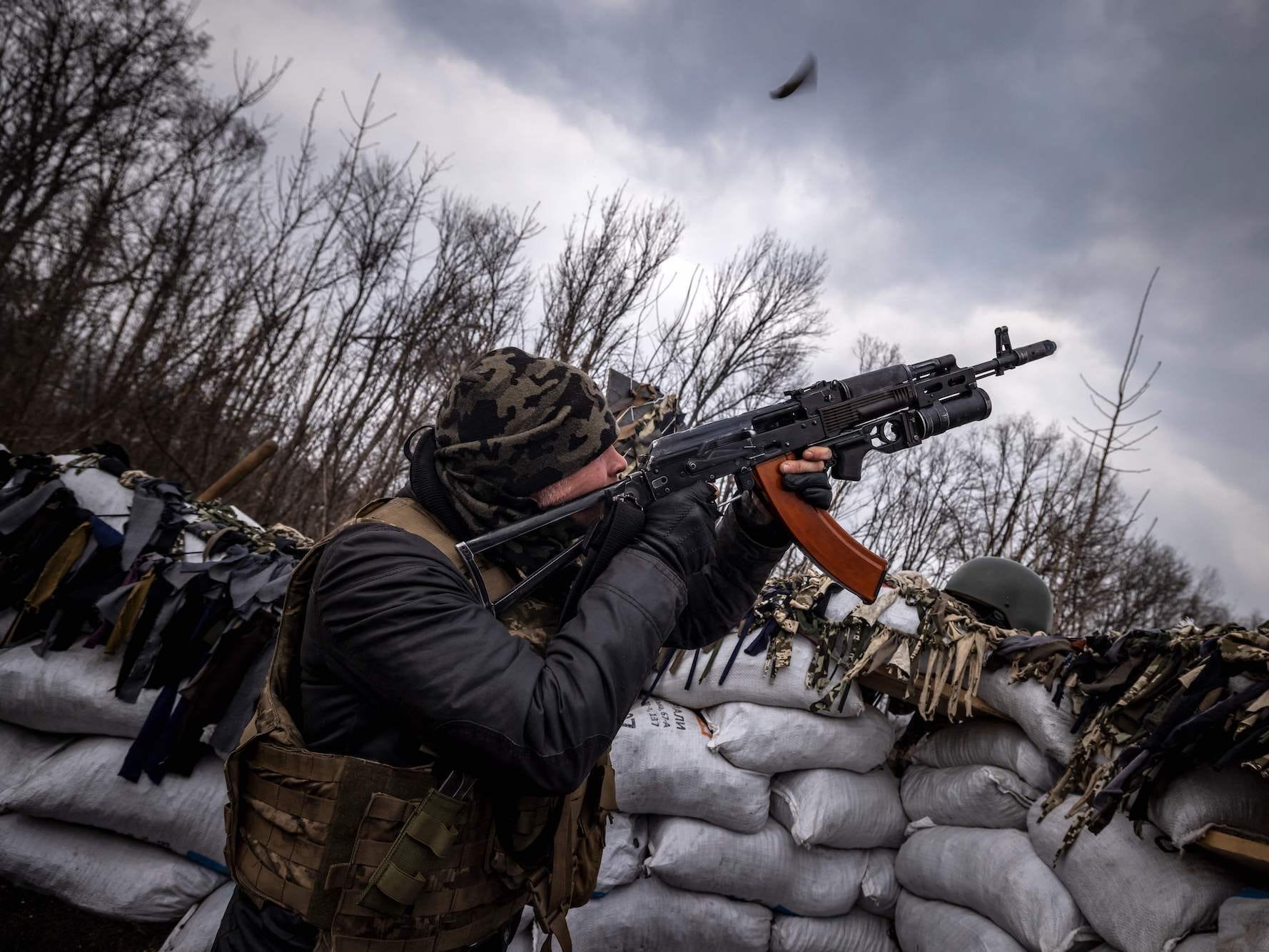 Ein ukrainischer Soldat richtet seine Waffe gen Himmel