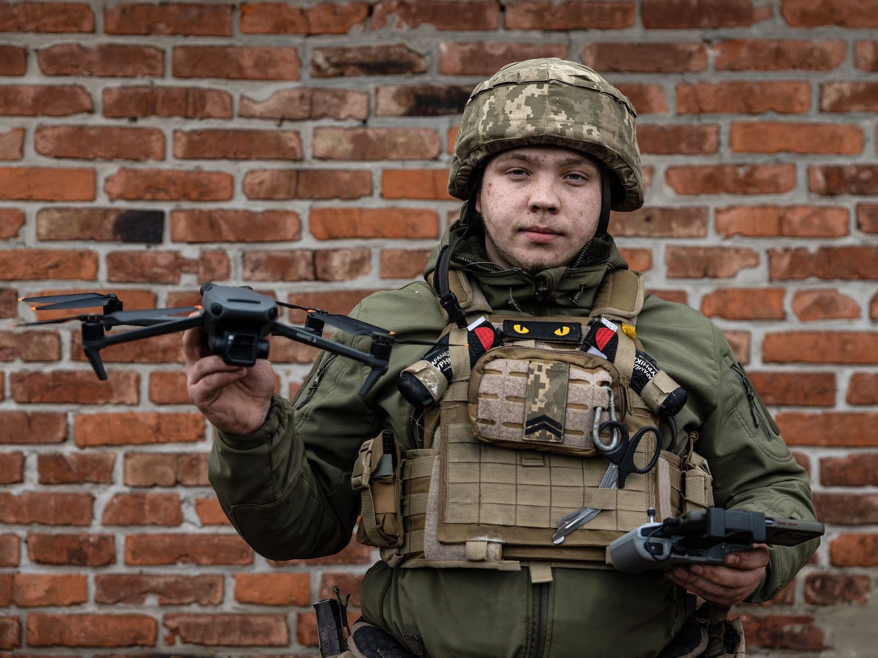 Ein ukrainischer Soldat mit einer Drohne