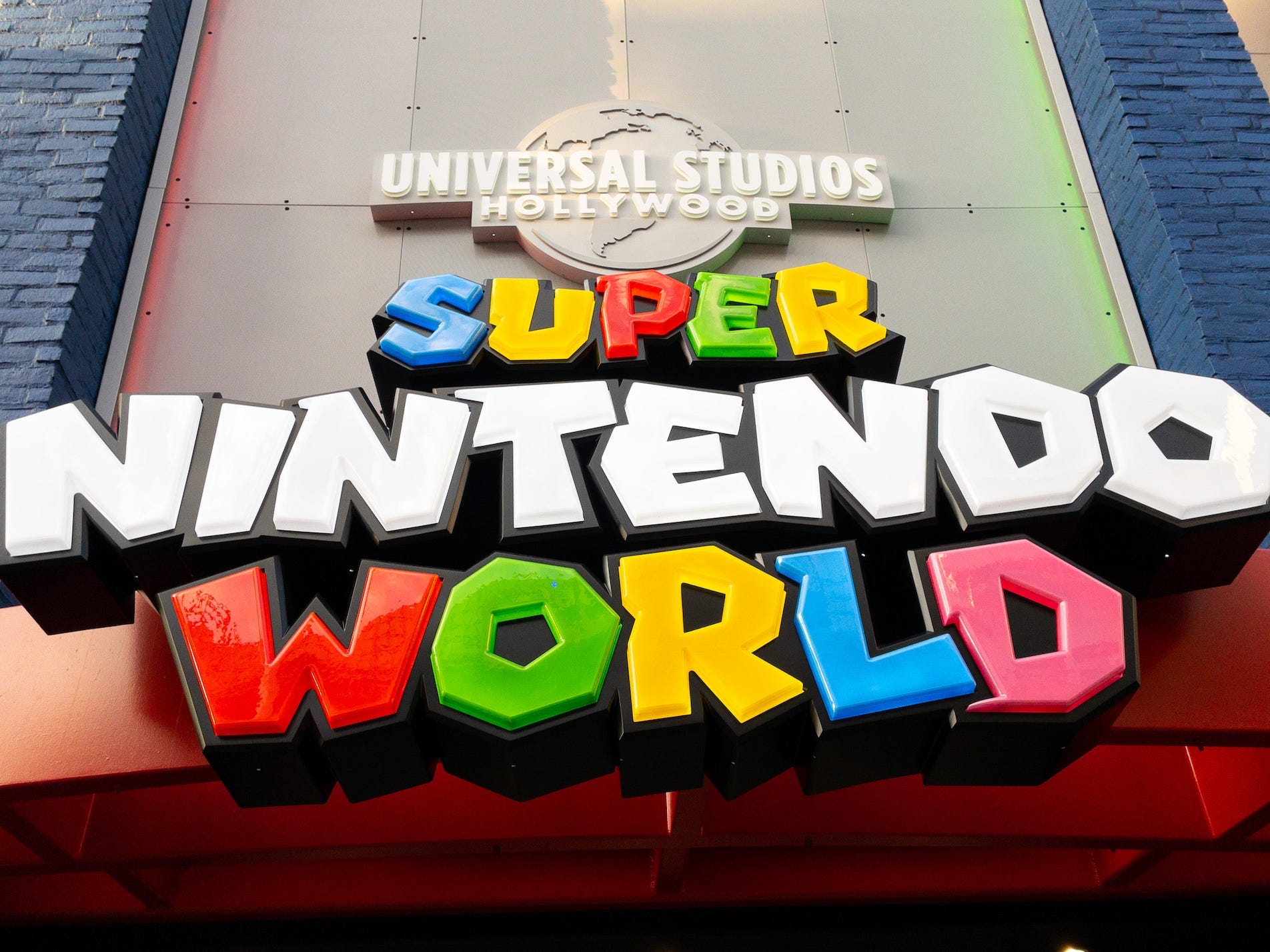 Die Universal Studios Hollywood werben am 26. September 2022 auf dem Universal CityWalk in Universal City, Kalifornien, für ihre bevorstehende Erweiterung des Super Nintendo World-Themenparks.  (