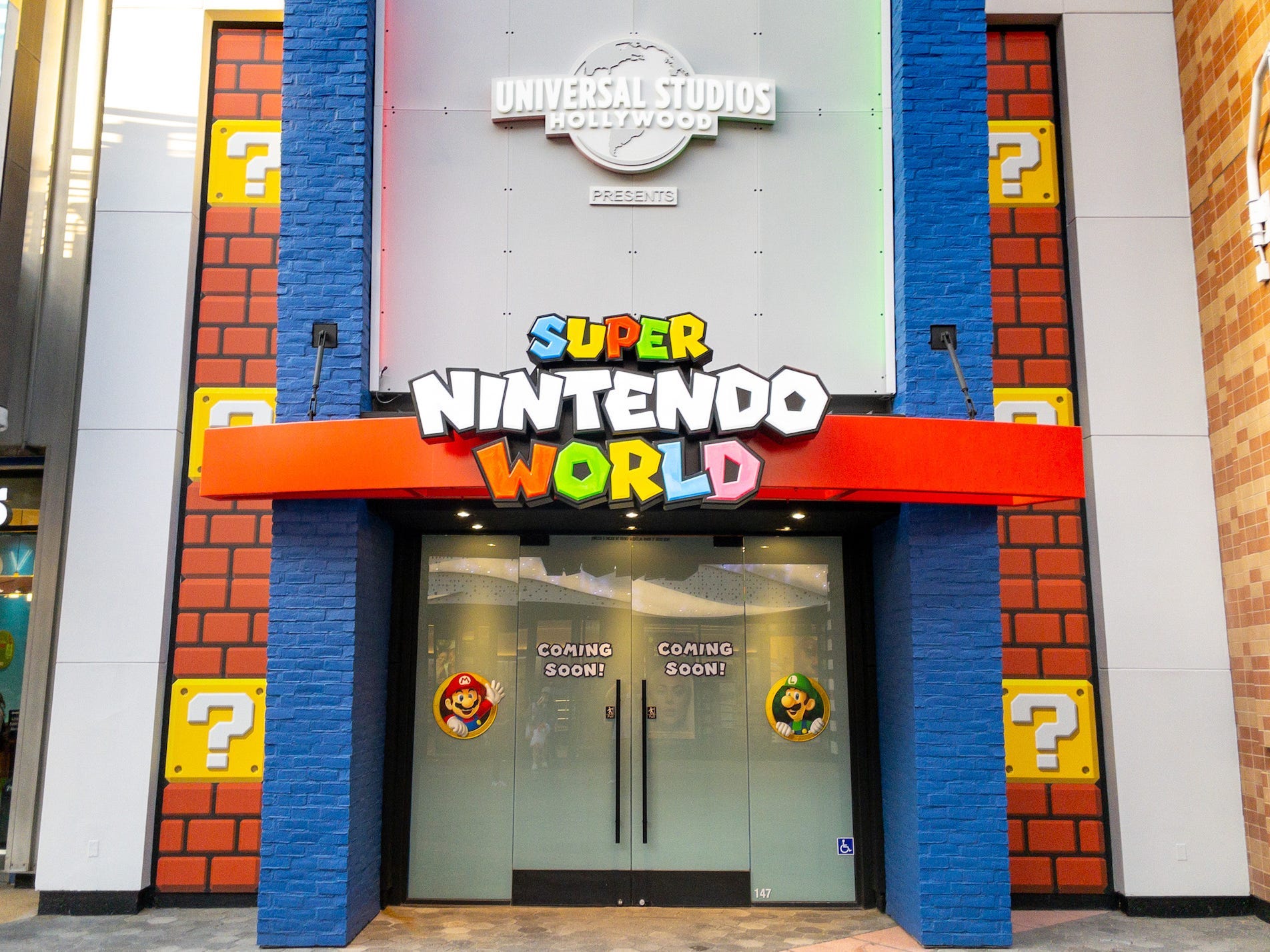 Die Universal Studios Hollywood werben am 26. September 2022 auf dem Universal CityWalk in Universal City, Kalifornien, für ihre bevorstehende Erweiterung des Super Nintendo World-Themenparks.