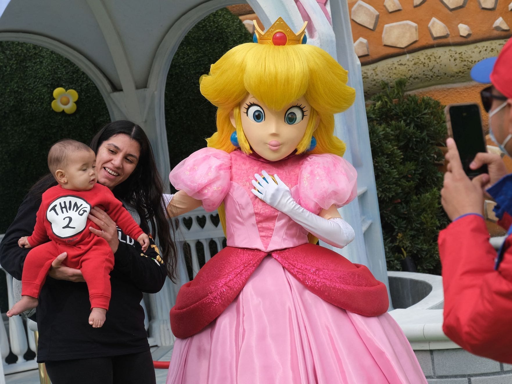 Gäste machen Fotos mit Prinzessin Peach während einer Vorschau auf Super Nintendo World in den Universal Studios in Los Angeles, Kalifornien, am 13. Januar 2023.