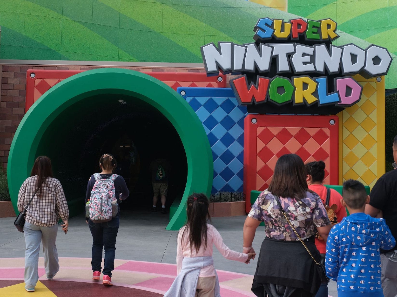 Gäste gehen während einer Vorschau auf Super Nintendo World in den Universal Studios in Los Angeles, Kalifornien, am 13. Januar 2023 zum Eingang.
