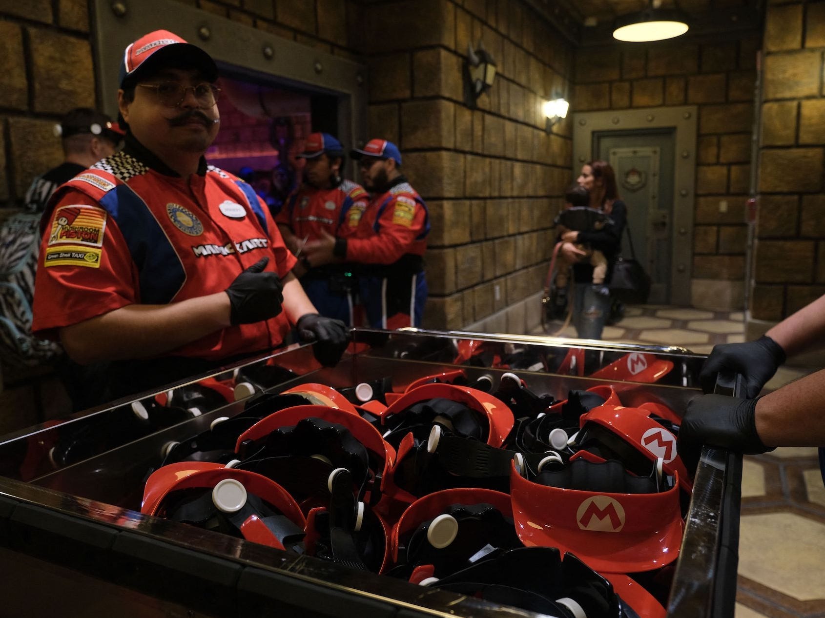 Spezielle Schutzbrillen, die für die Augmented-Reality-Fahrt „Mario Kart Bowser's Challenge“ benötigt werden, sind während einer Vorschau auf Super Nintendo World in den Universal Studios in Los Angeles, Kalifornien, am 13. Januar 2023 zu sehen.