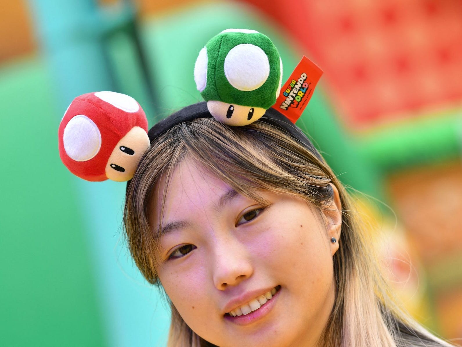 Ein Gast trägt ein Nintendo-Stirnband während einer Vorschau auf Super Nintendo World in den Universal Studios in Los Angeles, Kalifornien, am 13. Januar 2023.
