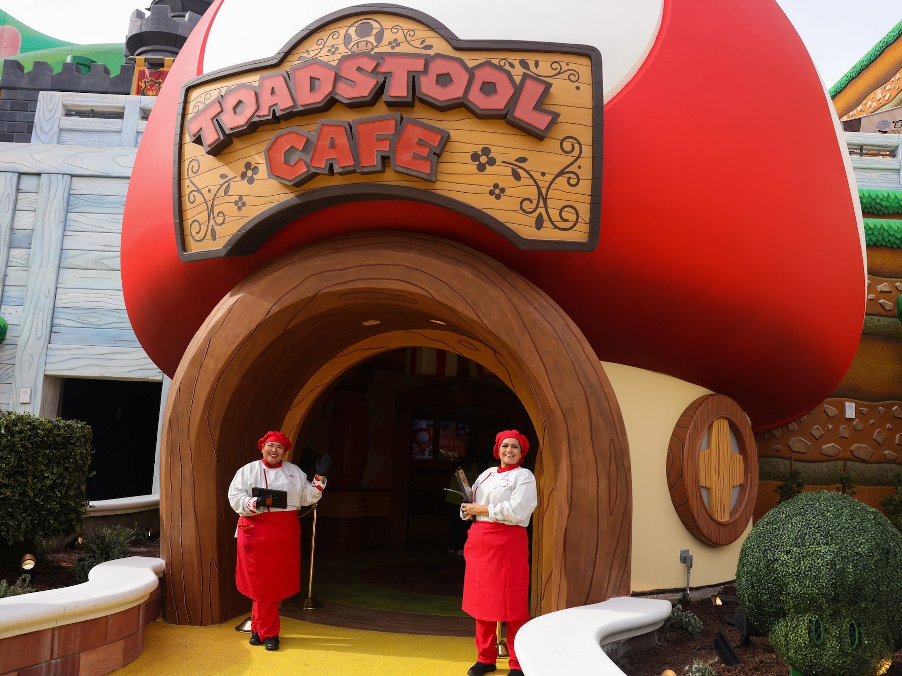 Greeter erwarten am Donnerstag, den 12. Januar 2023 in Los Angeles, Kalifornien, Menschen zum Mittagessen im Toadstool Cafe in der Super Nintendo World.