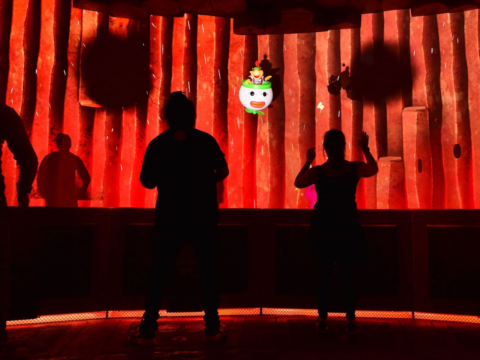Gäste spielen ein virtuelles Spiel während einer Vorschau auf Super Nintendo World in den Universal Studios in Los Angeles, Kalifornien, am 13. Januar 2023.