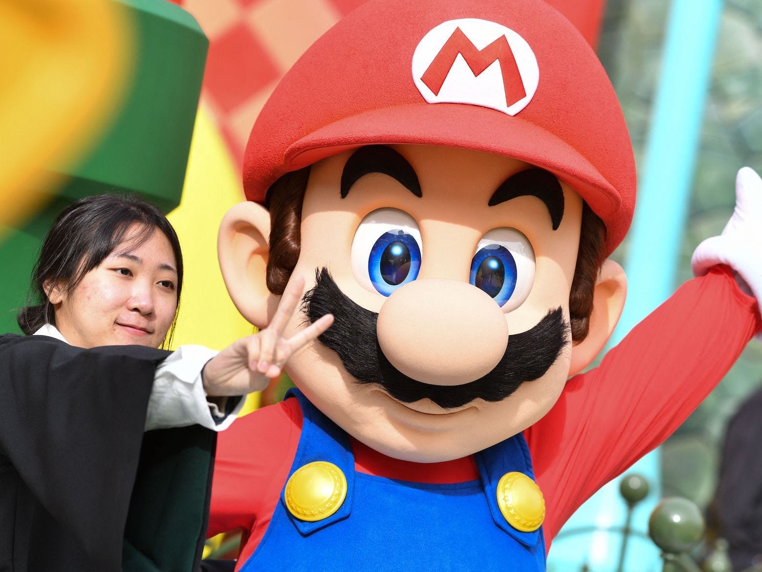 Ein Gast macht ein Foto mit Mario während einer Vorschau auf Super Nintendo World in den Universal Studios in Los Angeles, Kalifornien, am 13. Januar 2023. -
