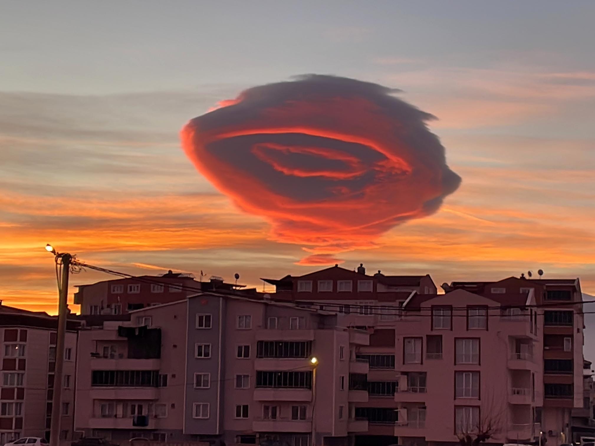Am frühen Morgen des 19. Januar 2023 erscheinen linsenförmige Wolken über der türkischen Provinz Bursa.
