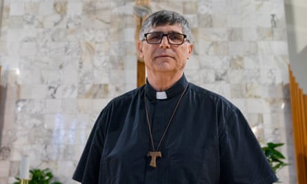„Jemand hat vor seiner Kirche eine Bombe hinterlassen“ … Padre Don Maurizio, der Priester, der sich gegen Banden ausgesprochen hat, die für die illegale Abfallentsorgung in Italien verantwortlich sind.