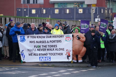 Gesundheitspersonal vor dem Universitätskrankenhaus Aintree in Liverpool.  Krankenwagenpersonal streikt heute in ganz England, und andere NHS-Mitarbeiter streiken auch in Liverpool.