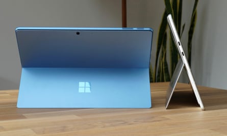 Die Rückseite und die Seiten des Surface Pro 9.