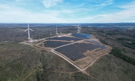 Hybridkraftwerk mit Sonnenkollektoren und Windkraftanlagen in Sabugal, Portugal