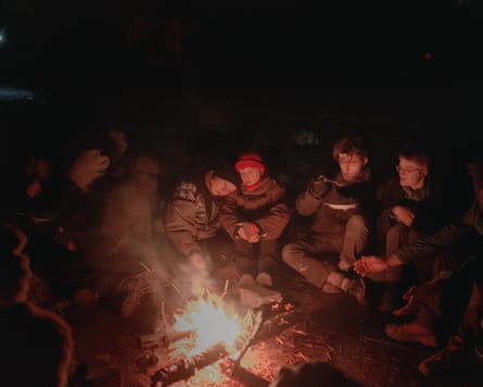 Aktivisten wärmen sich an einem Lagerfeuer