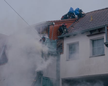 Aktivisten klettern auf das Dach des Paulshofs