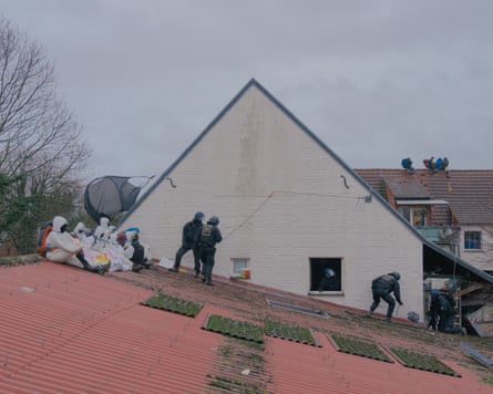 Aktivisten und Polizisten auf dem Dach des besetzten Paulshofs