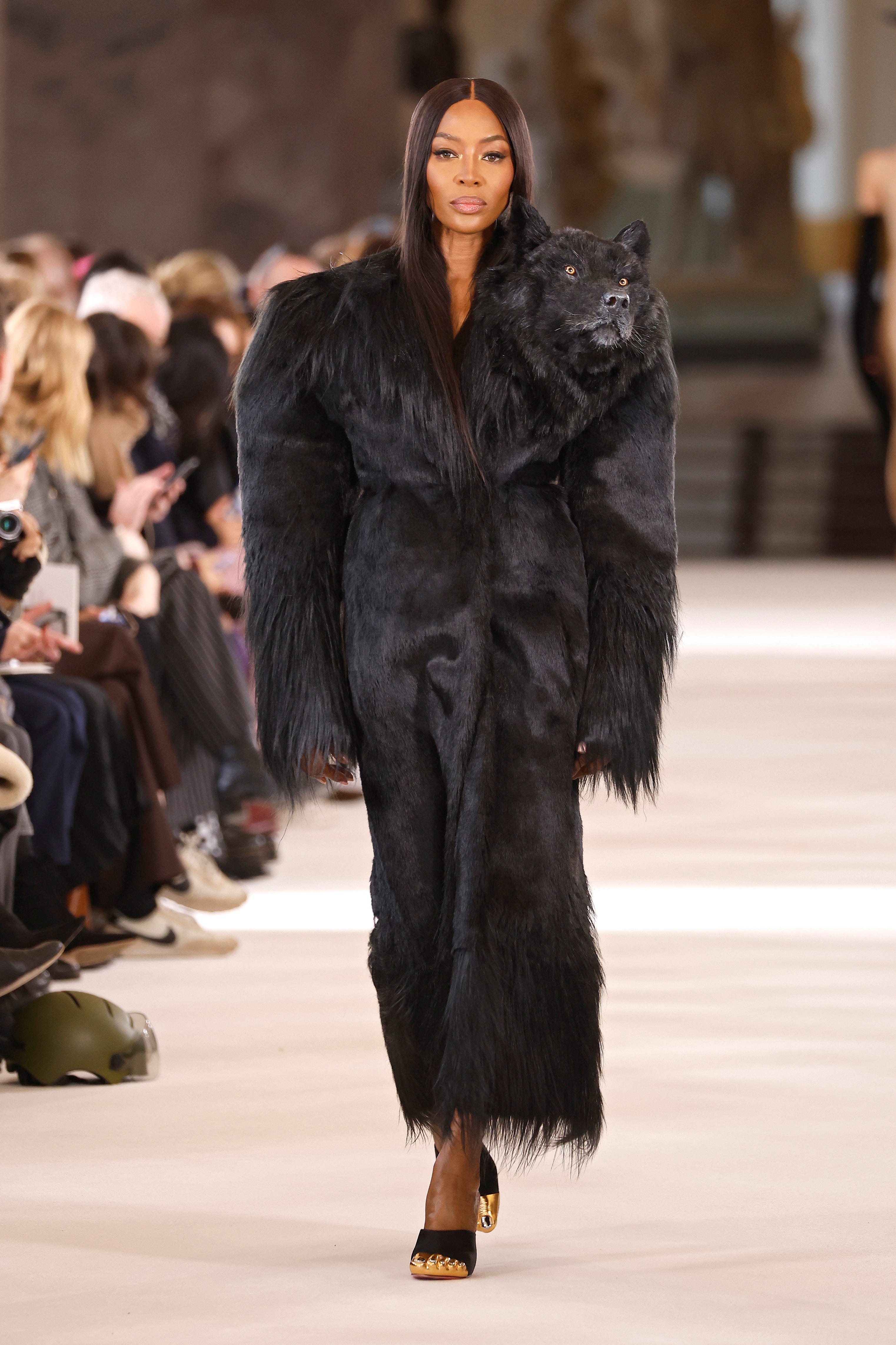 Naomi Campbell läuft während der Schiaparelli Haute Couture Spring Summer 2023 Show im Rahmen der Paris Fashion Week über den Laufsteg
