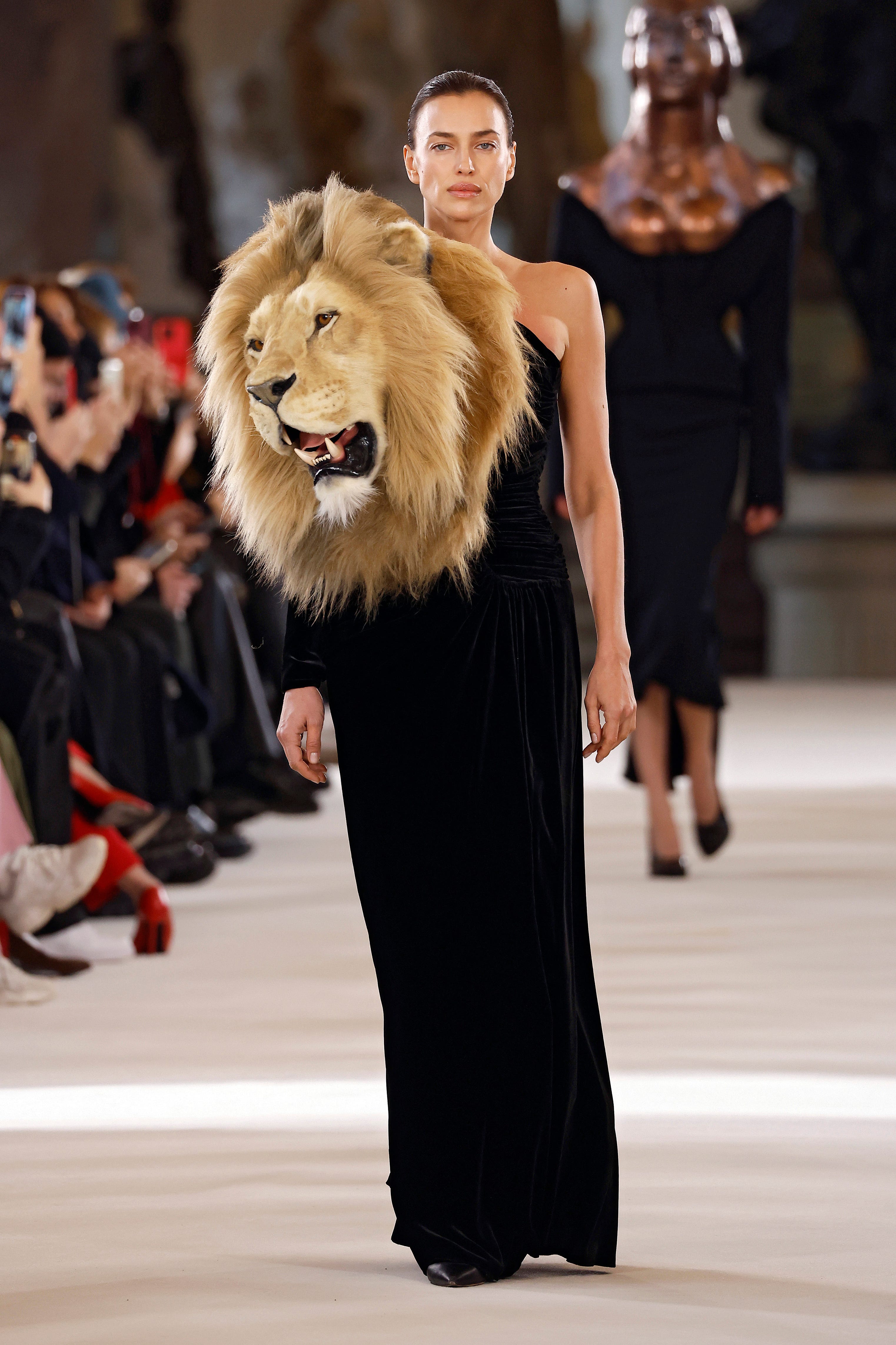 Irina Shayk läuft während der Schiaparelli Haute Couture Spring Summer 2023 Show im Rahmen der Paris Fashion Week über den Laufsteg