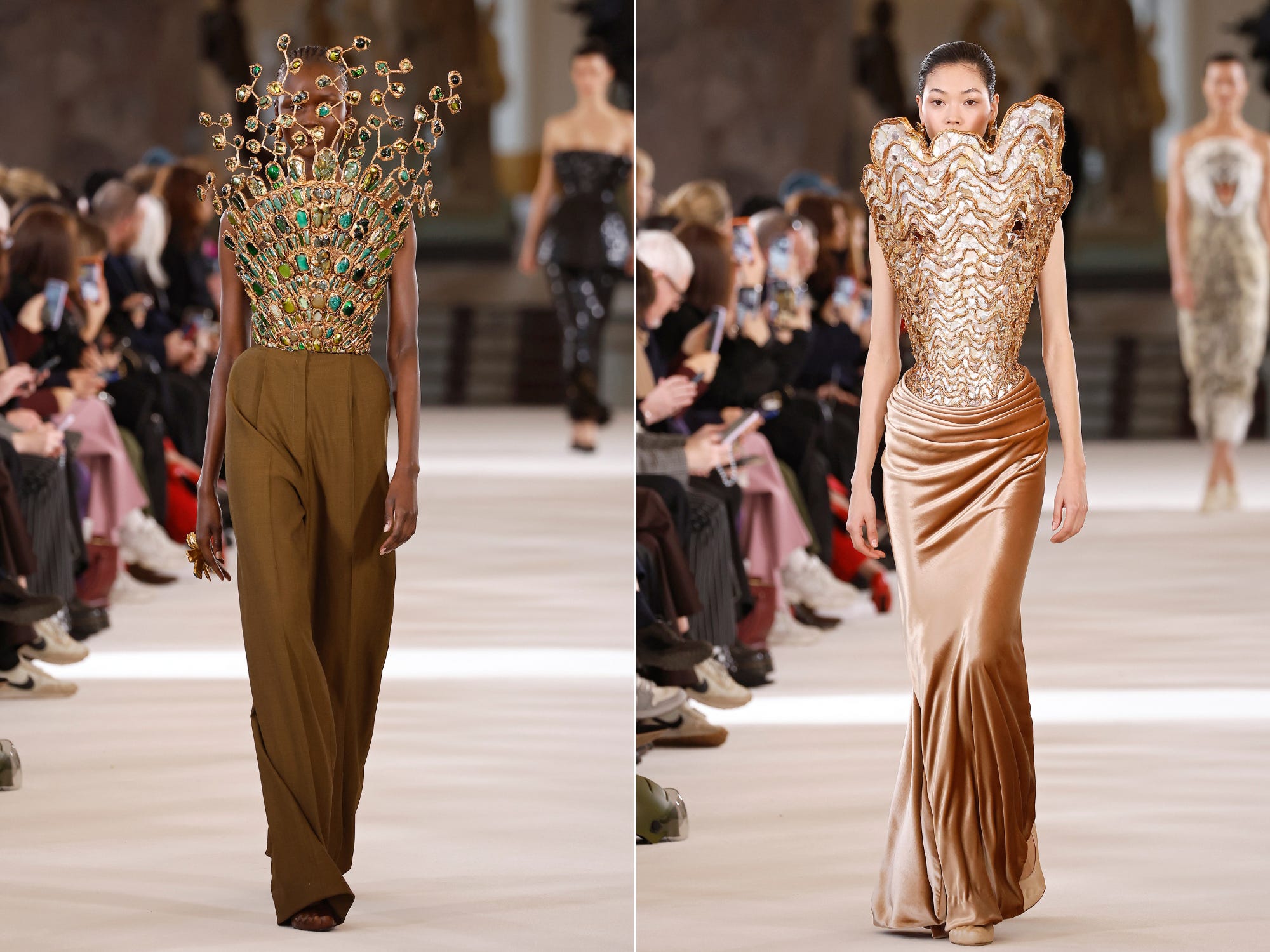 Ein Model läuft während der Schiaparelli Haute Couture Spring Summer 2023 Show im Rahmen der Paris Fashion Week über den Laufsteg