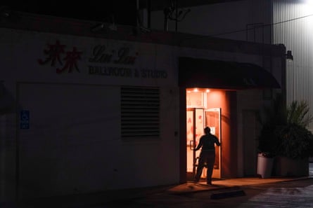 Ein Ermittler sammelt Beweise an der Tür des Lai Lai Ballroom and Studio in Alhambra, Kalifornien.