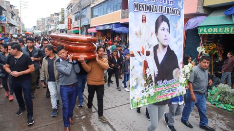 Verwandte und Freunde nehmen an der Trauerfeier für Jhon Henry Mendoza Huarancca teil, der am 17. Dezember 2022 in Ayacucho, Peru, bei Protesten nach dem Sturz des ehemaligen peruanischen Präsidenten Pedro Castillo getötet wurde.