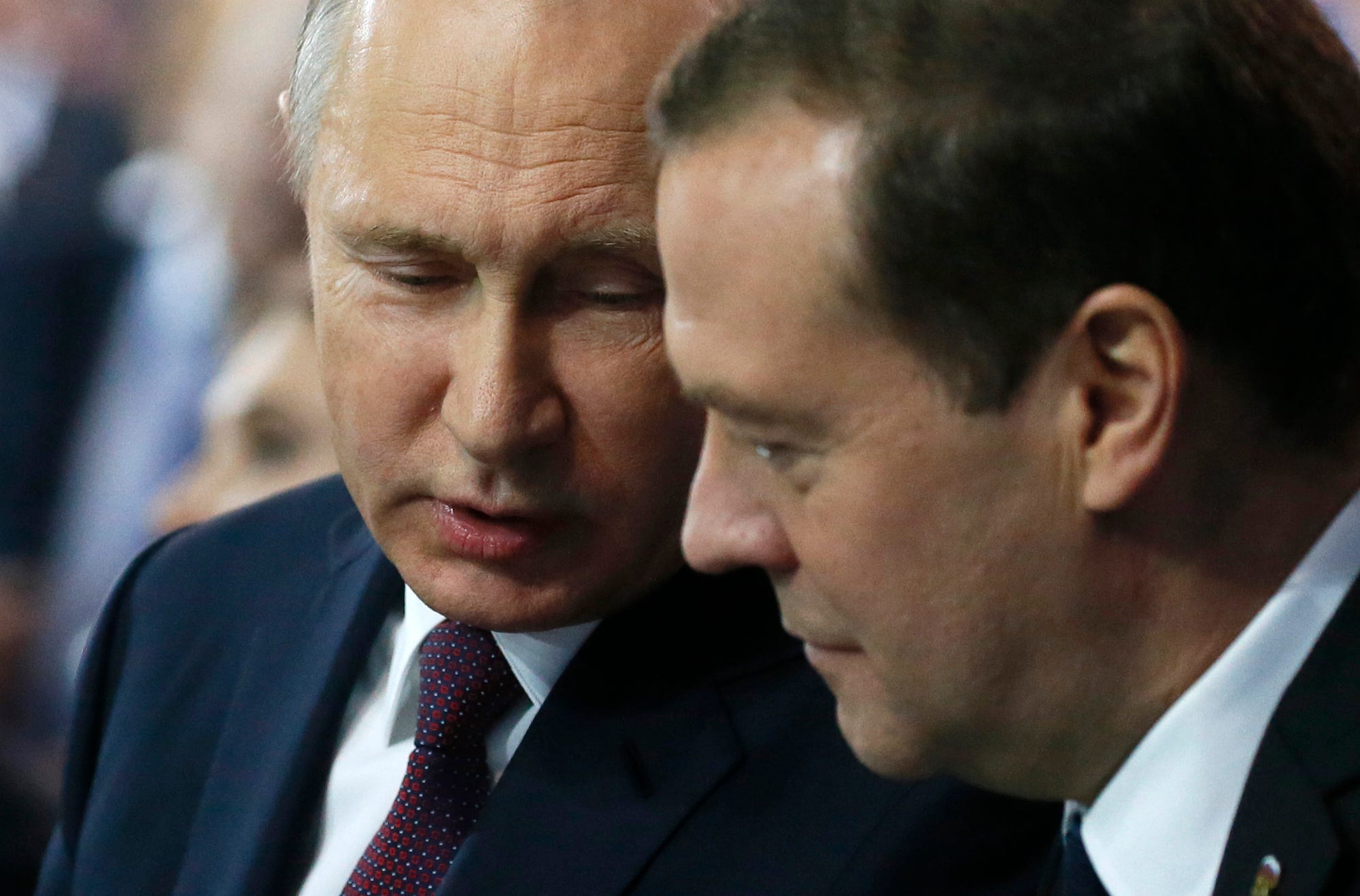 Der russische Präsident Wladimir Putin spricht mit dem damaligen Ministerpräsidenten Dmitri Medwedew während des Parteikongresses „Einiges Russland“ im Dezember 2017 in Moskau, Russland.