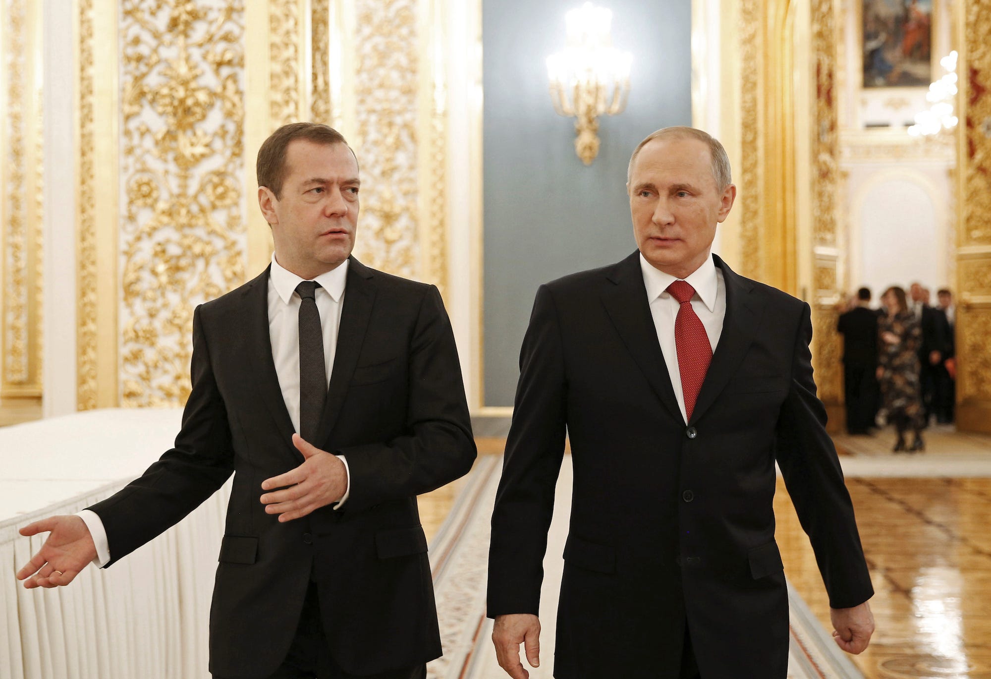 Der russische Präsident Wladimir Putin und der damalige Ministerpräsident Dmitri Medwedew gehen zu Fuß, nachdem der Präsident im Dezember 2016 im Kreml in Moskau, Russland, seine jährliche Rede zur Lage der Nation gehalten hat.